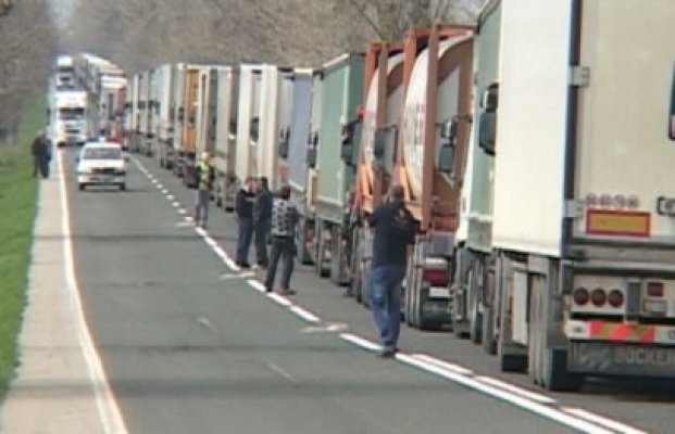 Sute de TIR-uri au rămas blocate în vămi din cauza inundaţiilor
